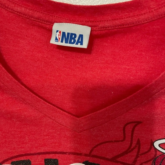 NBA Women’s Miami Heat shimmer logo Red V Neck Short sleeve large - Picture 3 of 5
